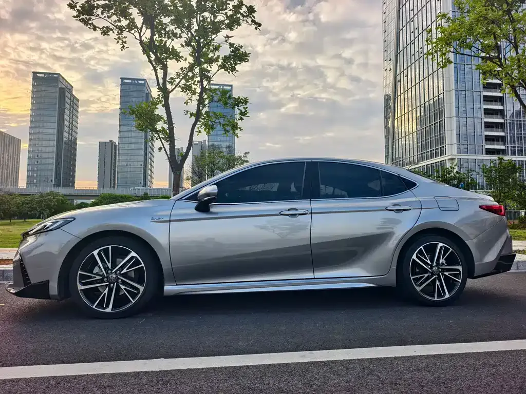 Toyota Camry — фото 5