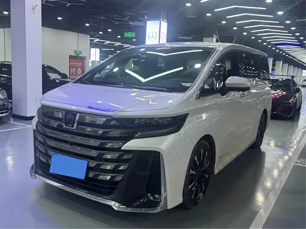 Toyota Alphard — фото 1