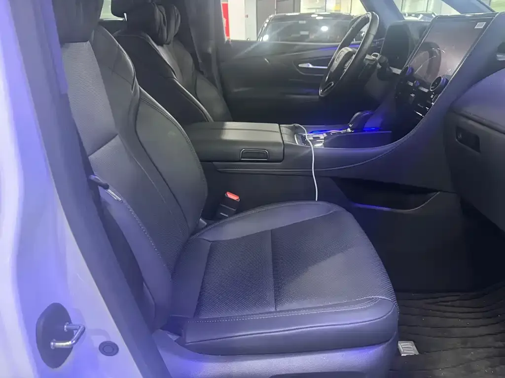 Toyota Alphard — фото 9