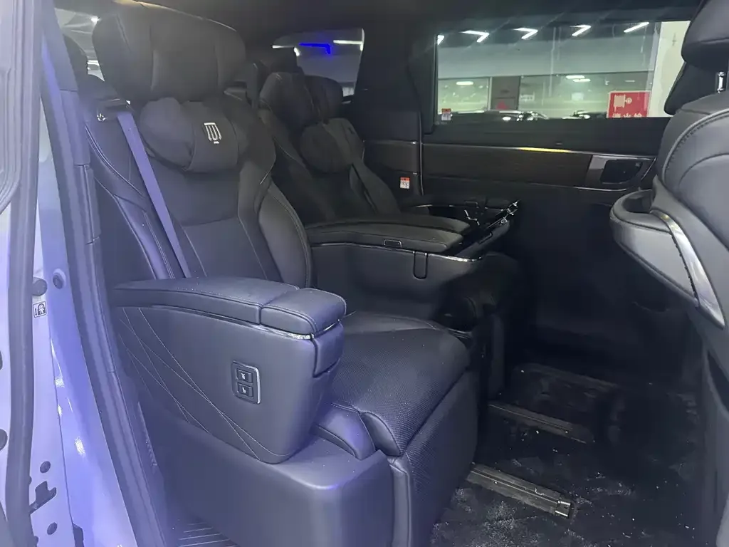 Toyota Alphard — фото 4
