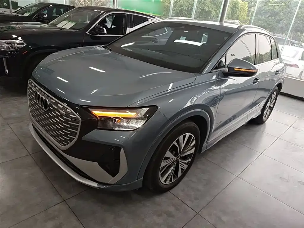 Audi Q4 e-tron — фото 1