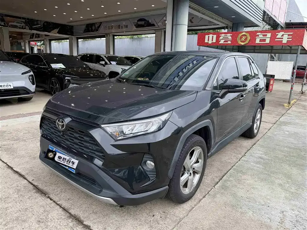 Toyota RAV4 — фото 1