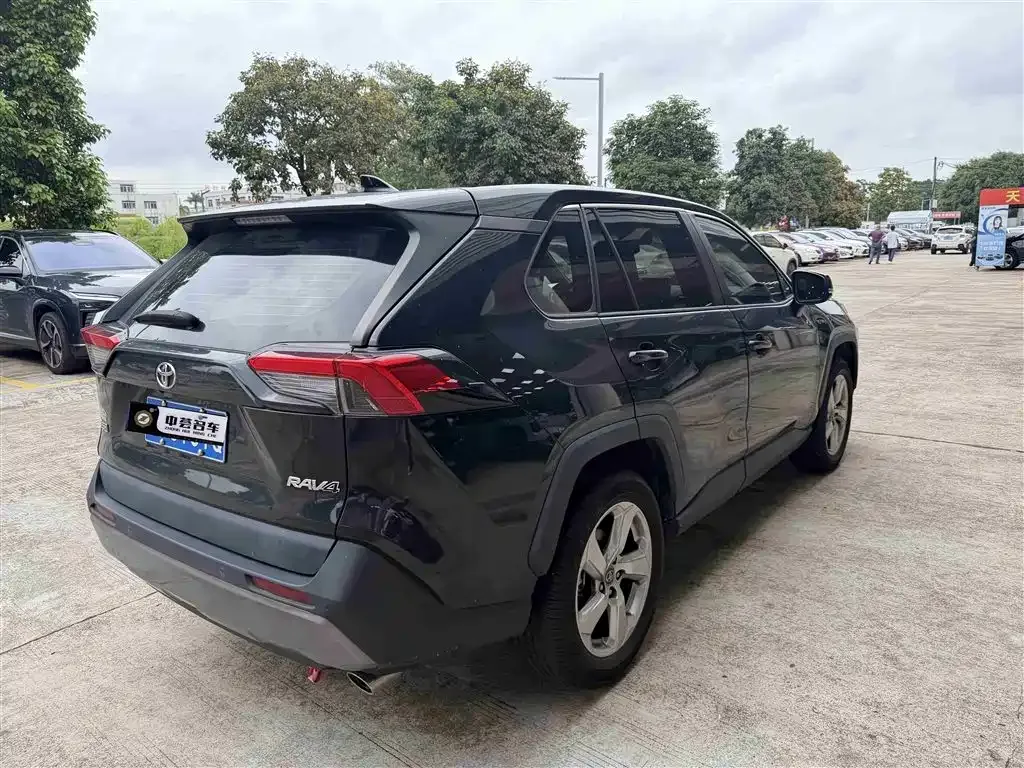 Toyota RAV4 — фото 9