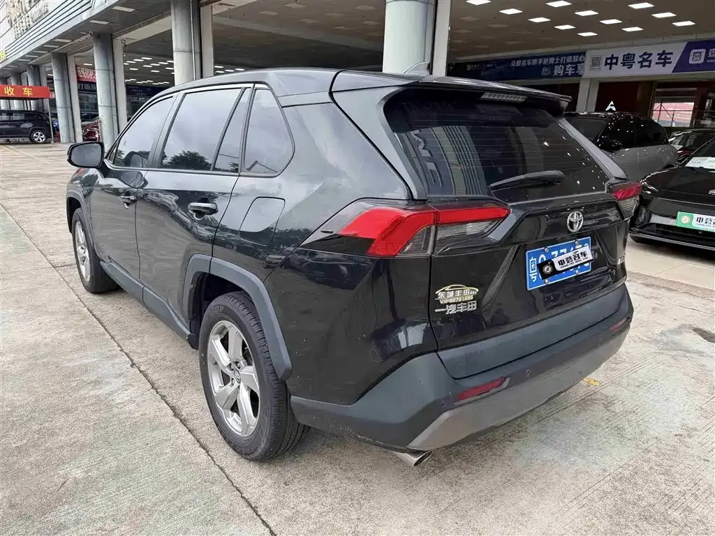 Toyota RAV4 — фото 8