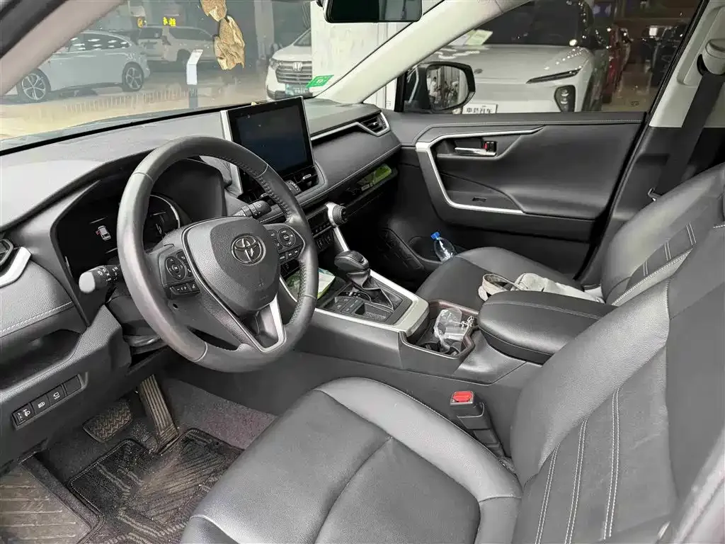 Toyota RAV4 — фото 7