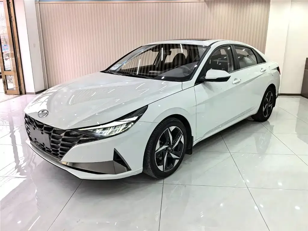 Hyundai Elantra — фото 1