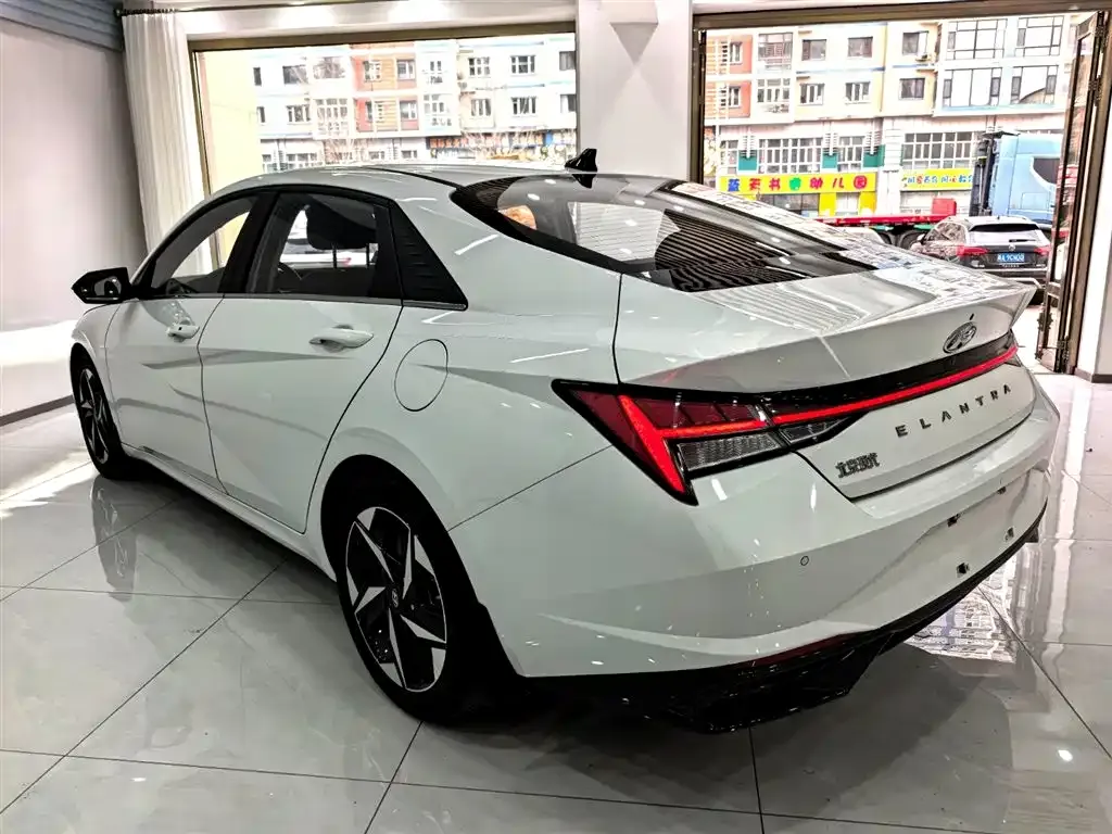 Hyundai Elantra — фото 3