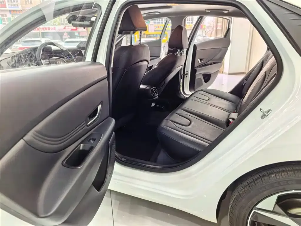 Hyundai Elantra — фото 10