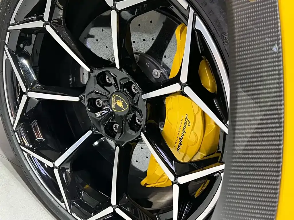 Lamborghini Urus — фото 9