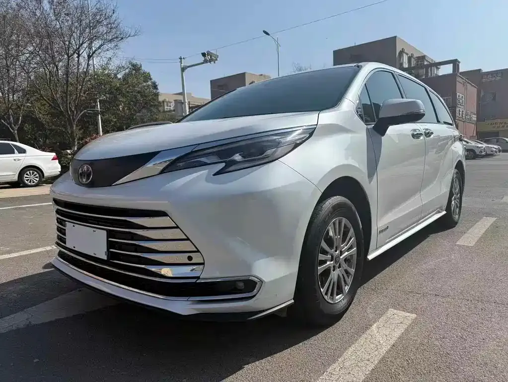 Toyota Sienna — фото 1