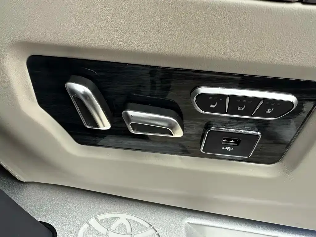 Toyota Sienna — фото 2