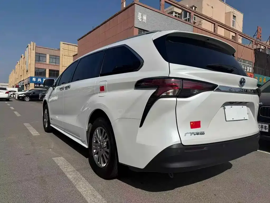 Toyota Sienna — фото 6