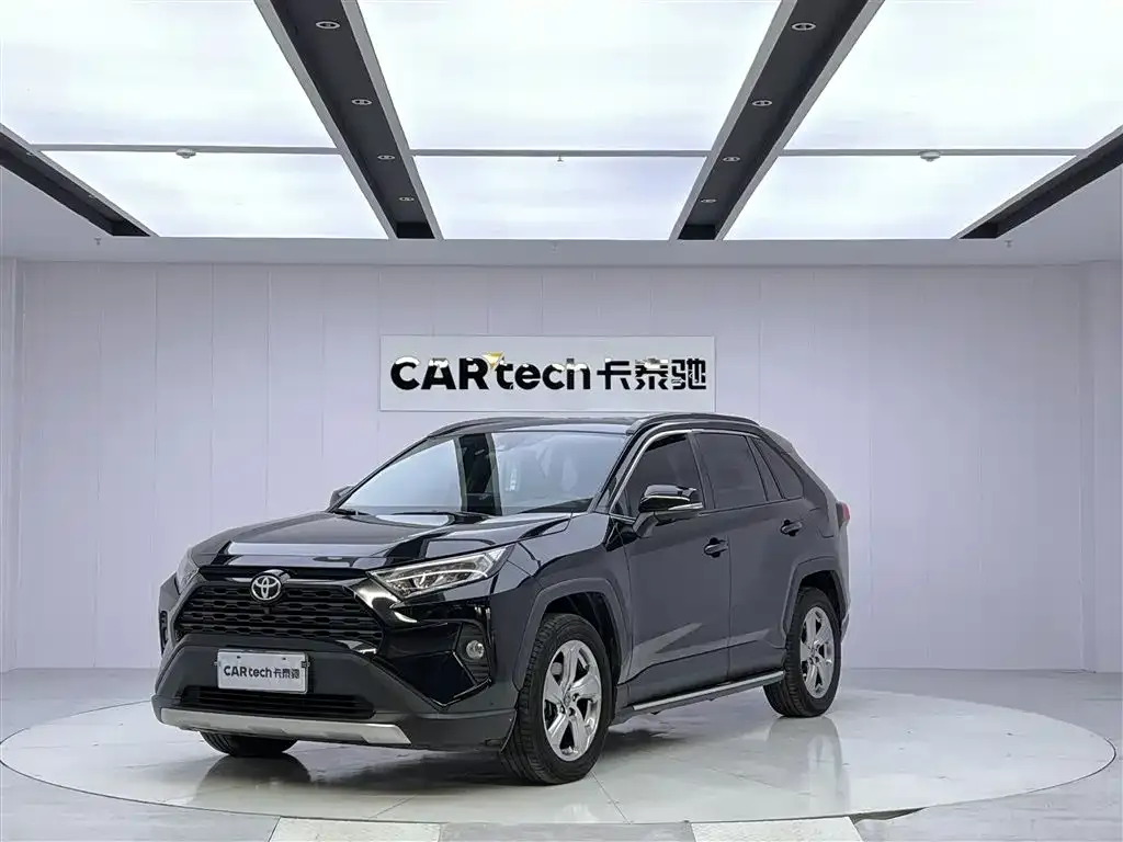 Toyota RAV4 — фото 1