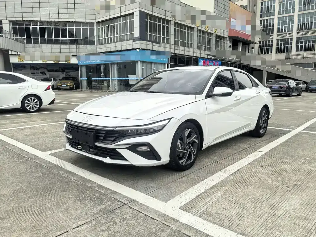 Hyundai Elantra — фото 1
