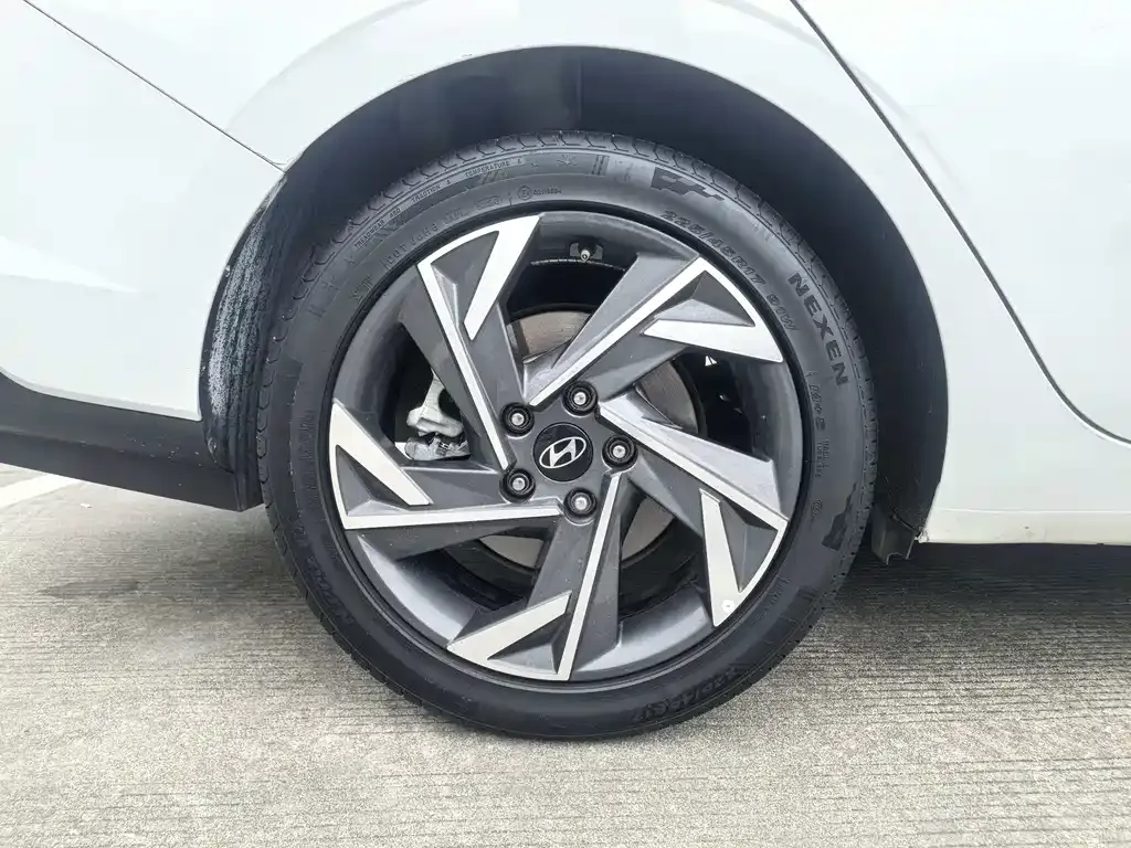 Hyundai Elantra — фото 10