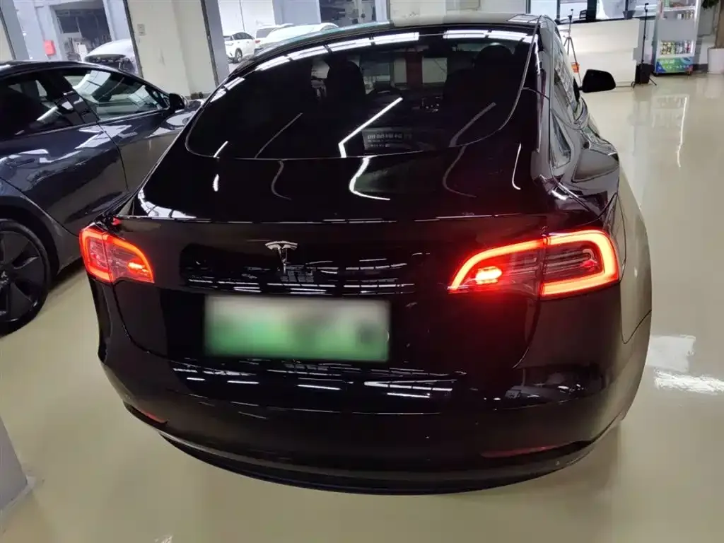 Tesla Model 3 — фото 10