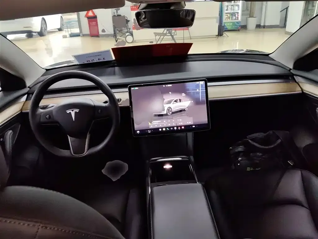 Tesla Model 3 — фото 9
