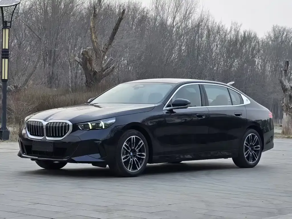BMW 5 Series — фото 1