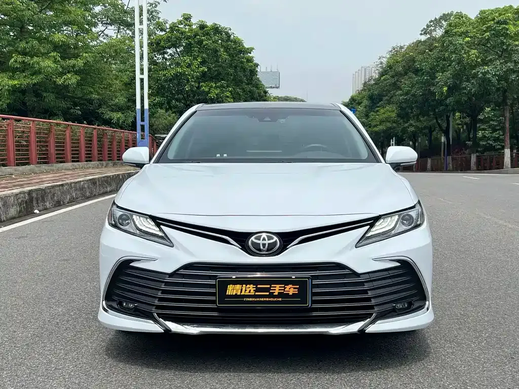 Toyota Camry — фото 1