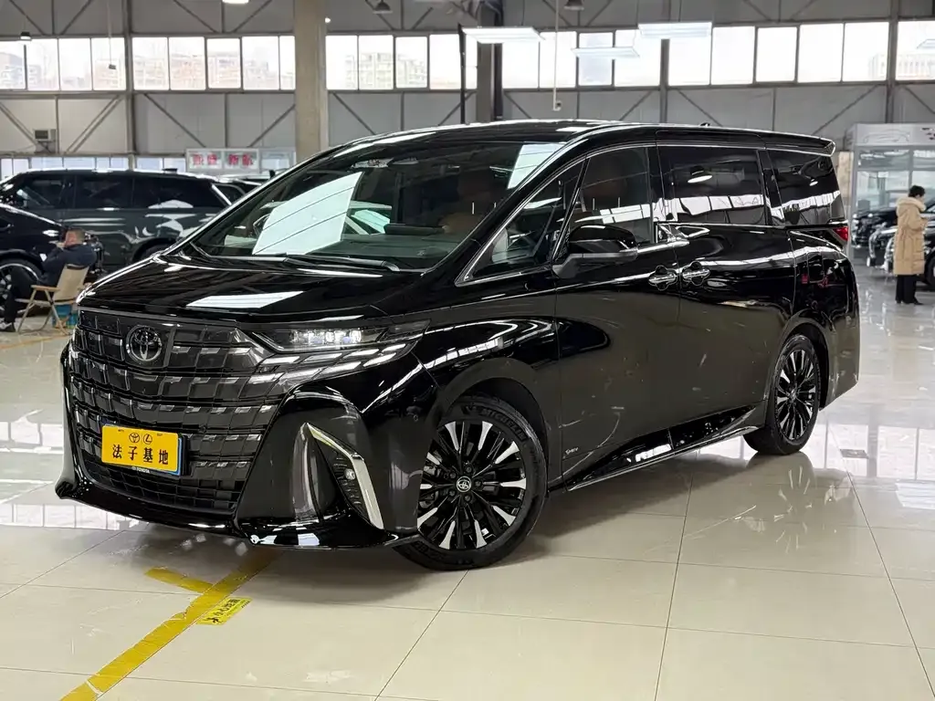 Toyota Alphard — фото 1
