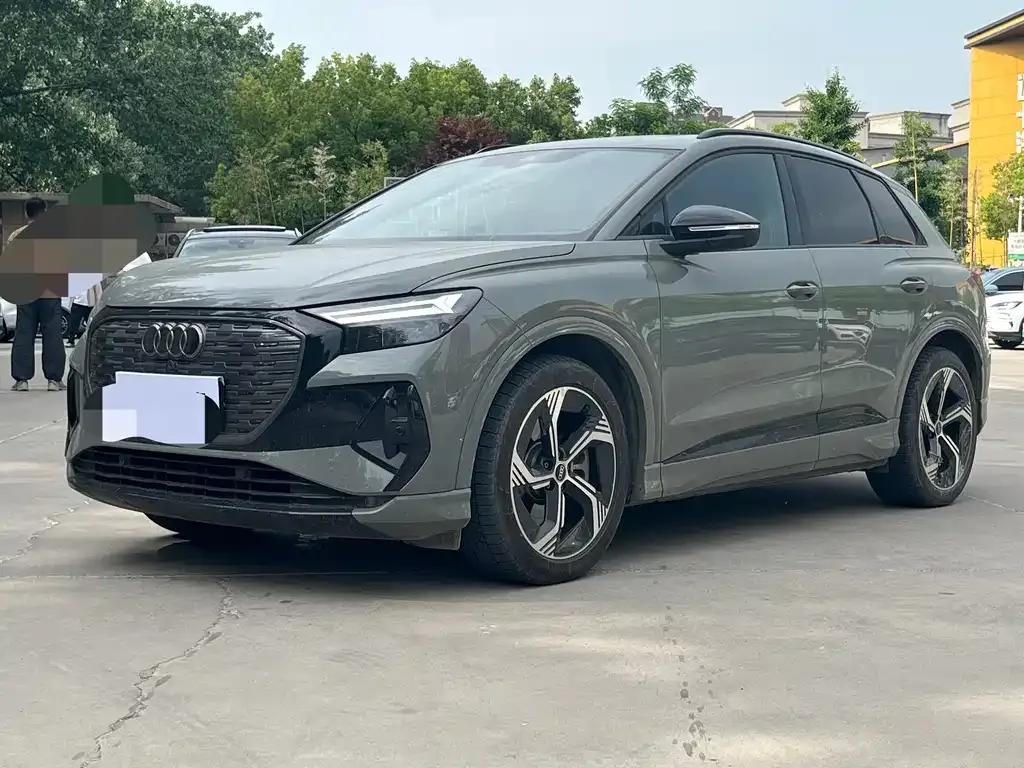 Audi Q4 e-tron — фото 1