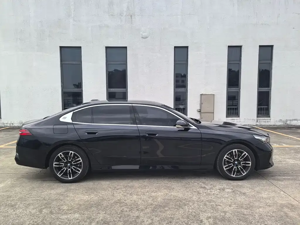 BMW 5 Series 2025 из CN, фото 6