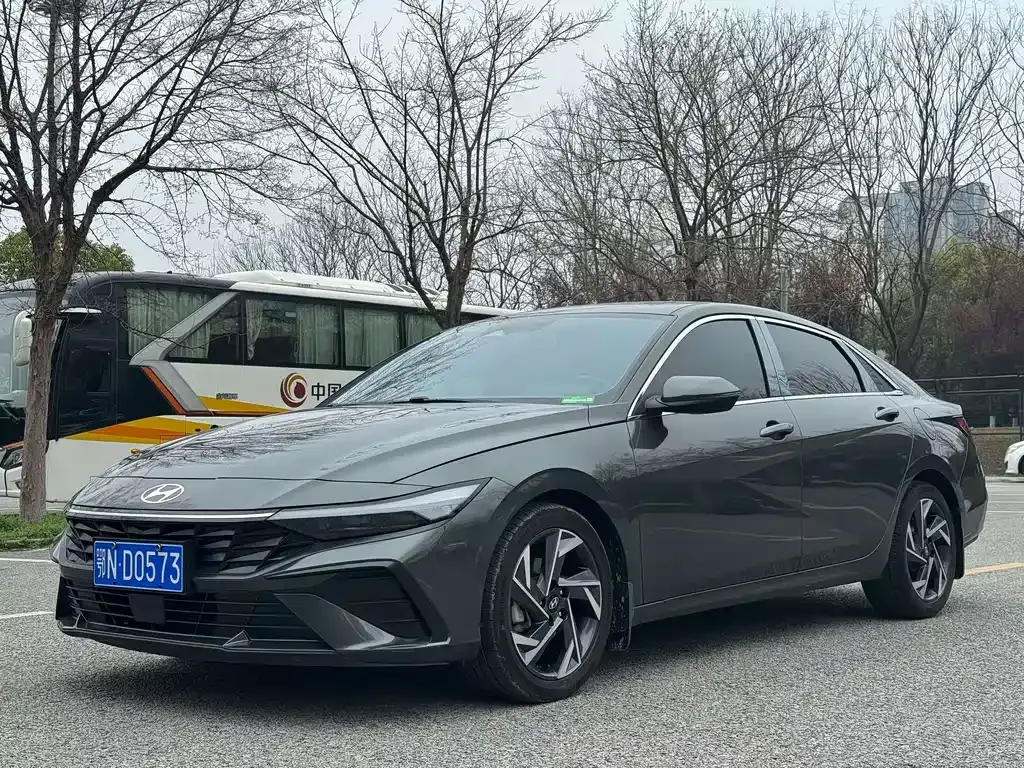 Hyundai Elantra — фото 1