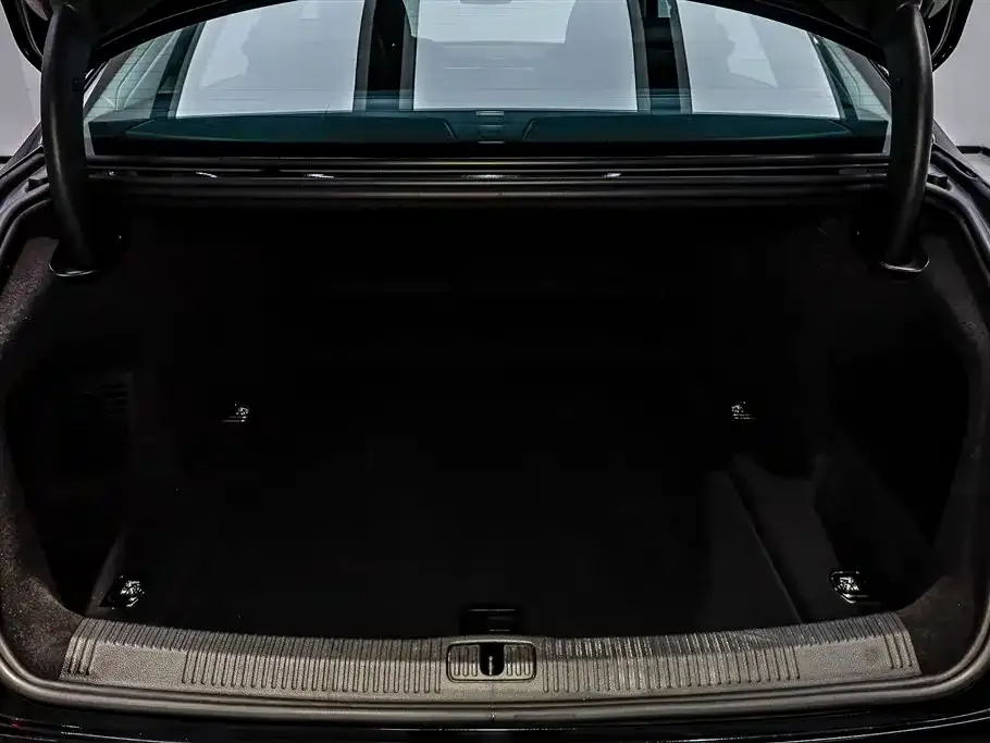 Audi A8 — фото 7