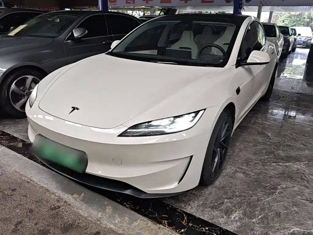 Tesla Model 3 — фото 1