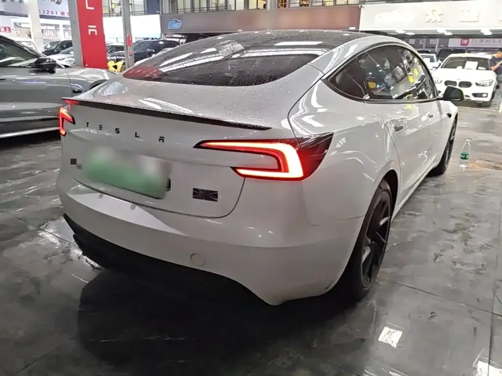 Tesla Model 3 — фото 10
