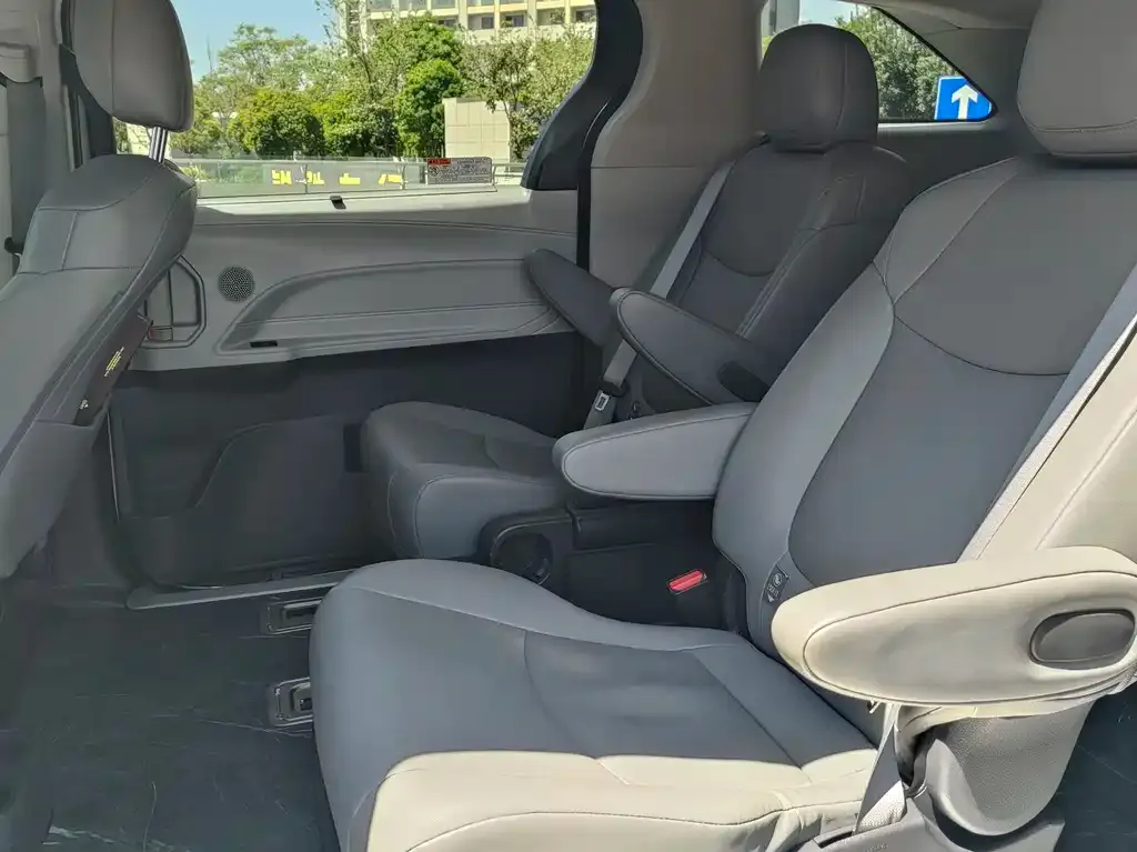 Toyota Granvia 2024 из CN, фото 2