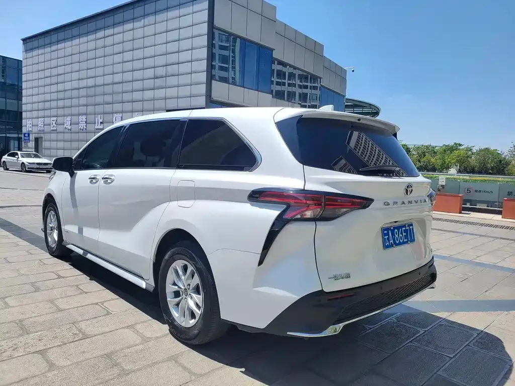 Toyota Granvia 2024 из CN, фото 9