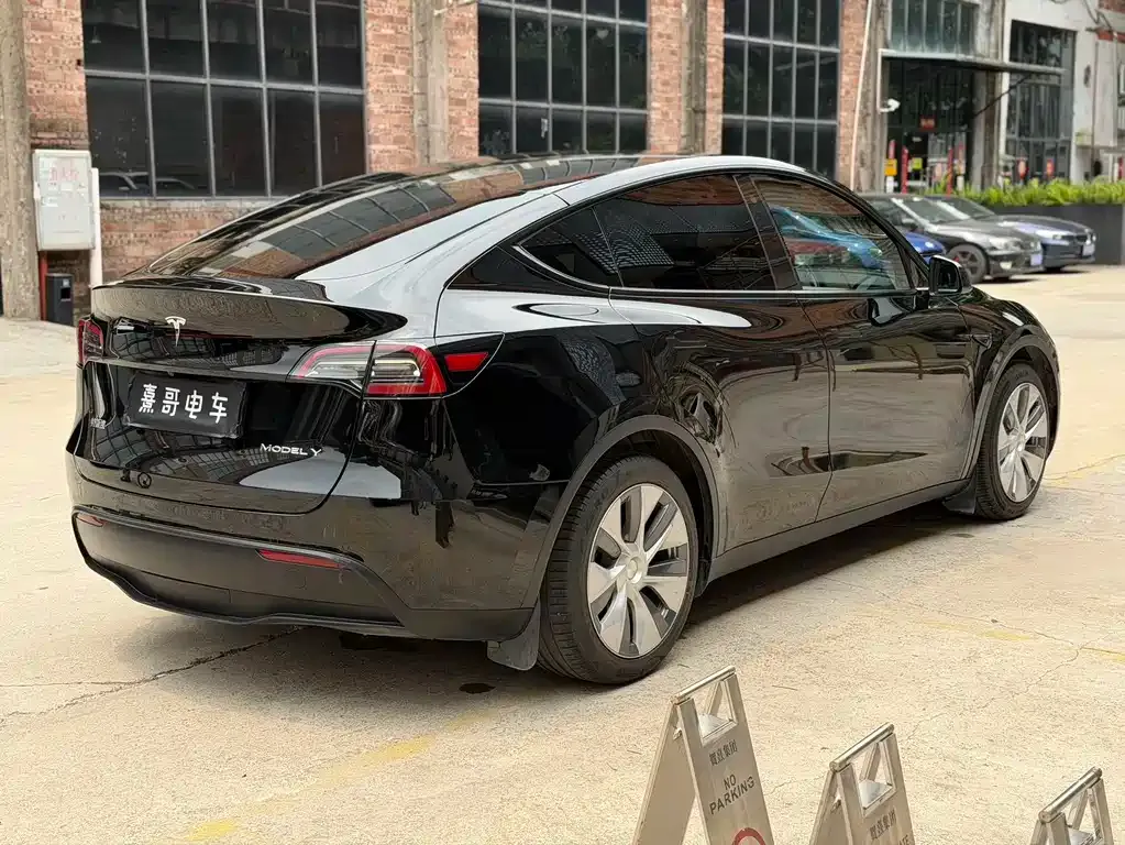 Tesla Model Y — фото 7