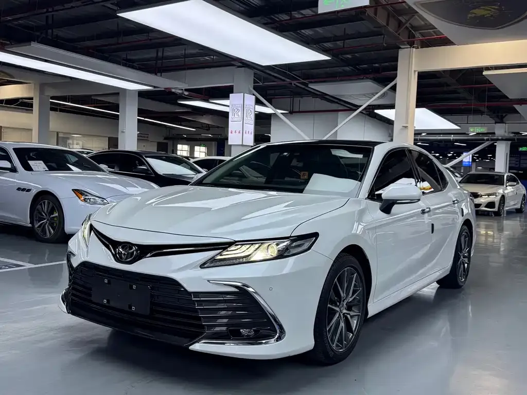Toyota Camry — фото 1