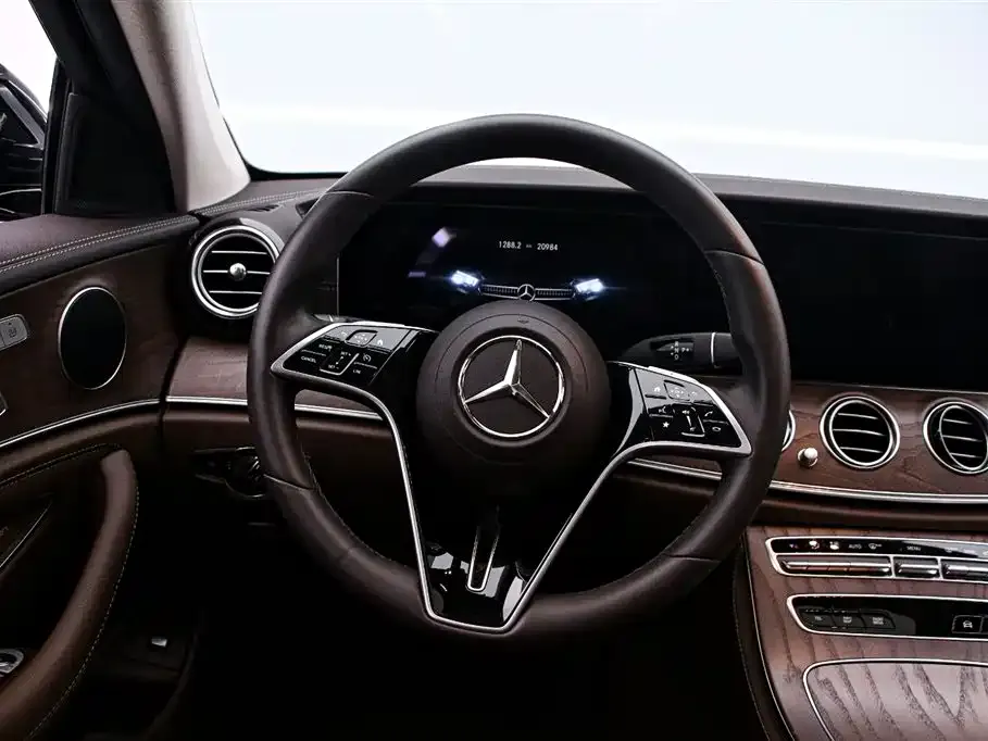 Mercedes-Benz E-Class — фото 9