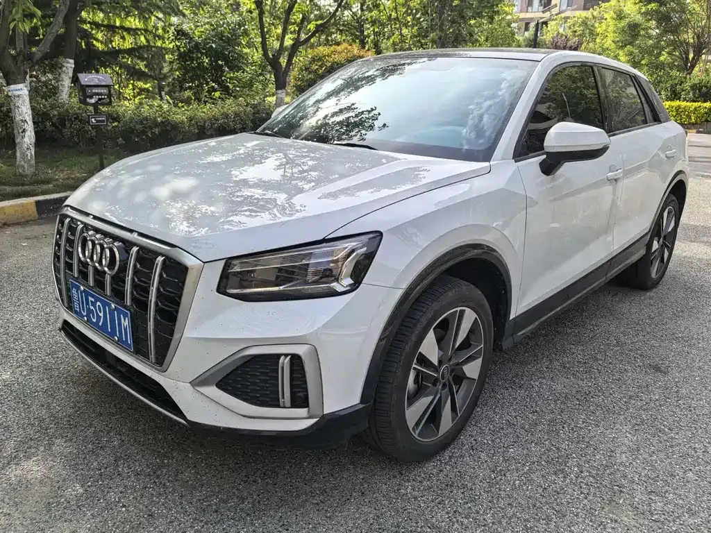 Audi Q2L — фото 1