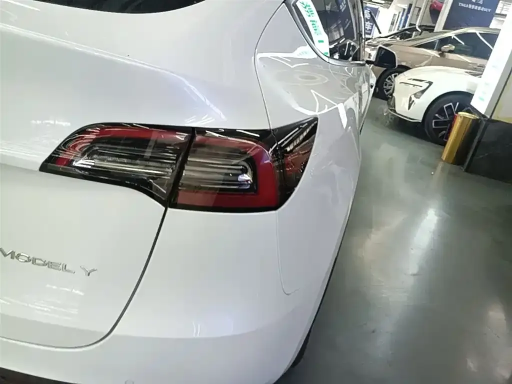 Tesla Model Y — фото 10