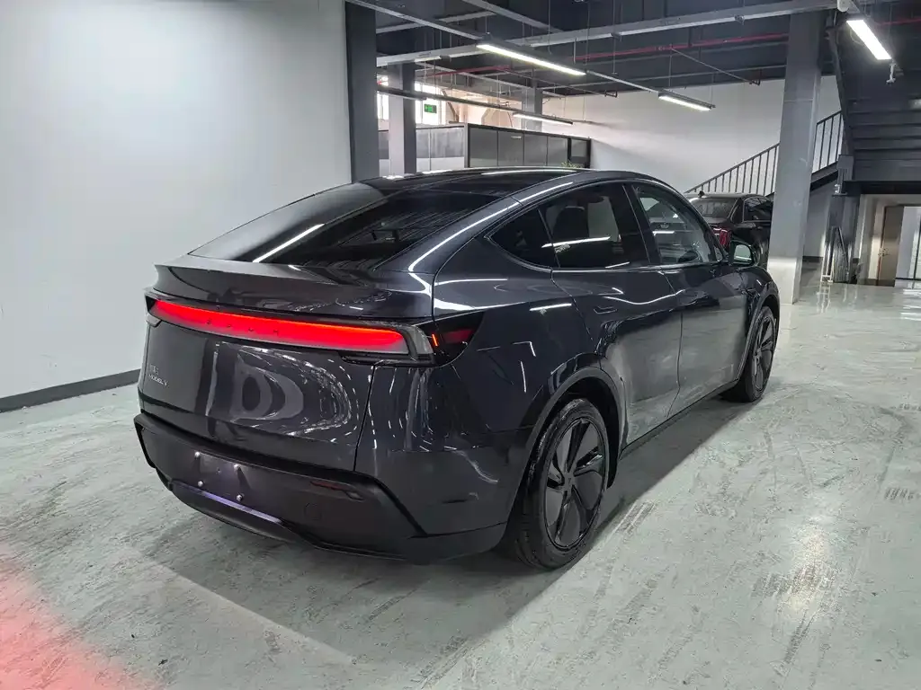 Tesla Model Y — фото 10