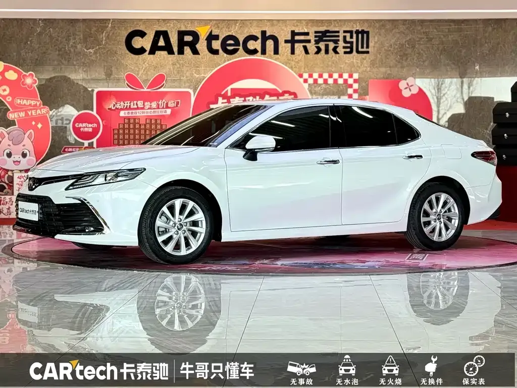 Toyota Camry — фото 1