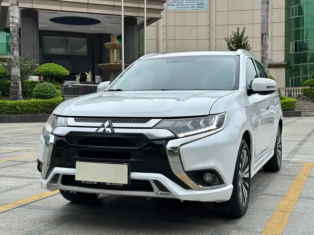 Mitsubishi Outlander — фото 1