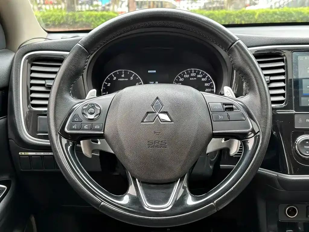 Mitsubishi Outlander — фото 6