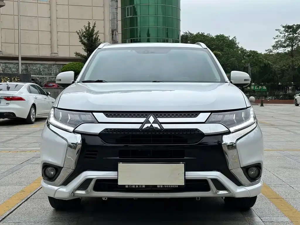 Mitsubishi Outlander — фото 10