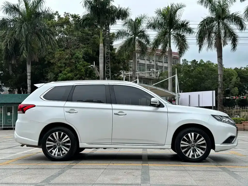 Mitsubishi Outlander — фото 8