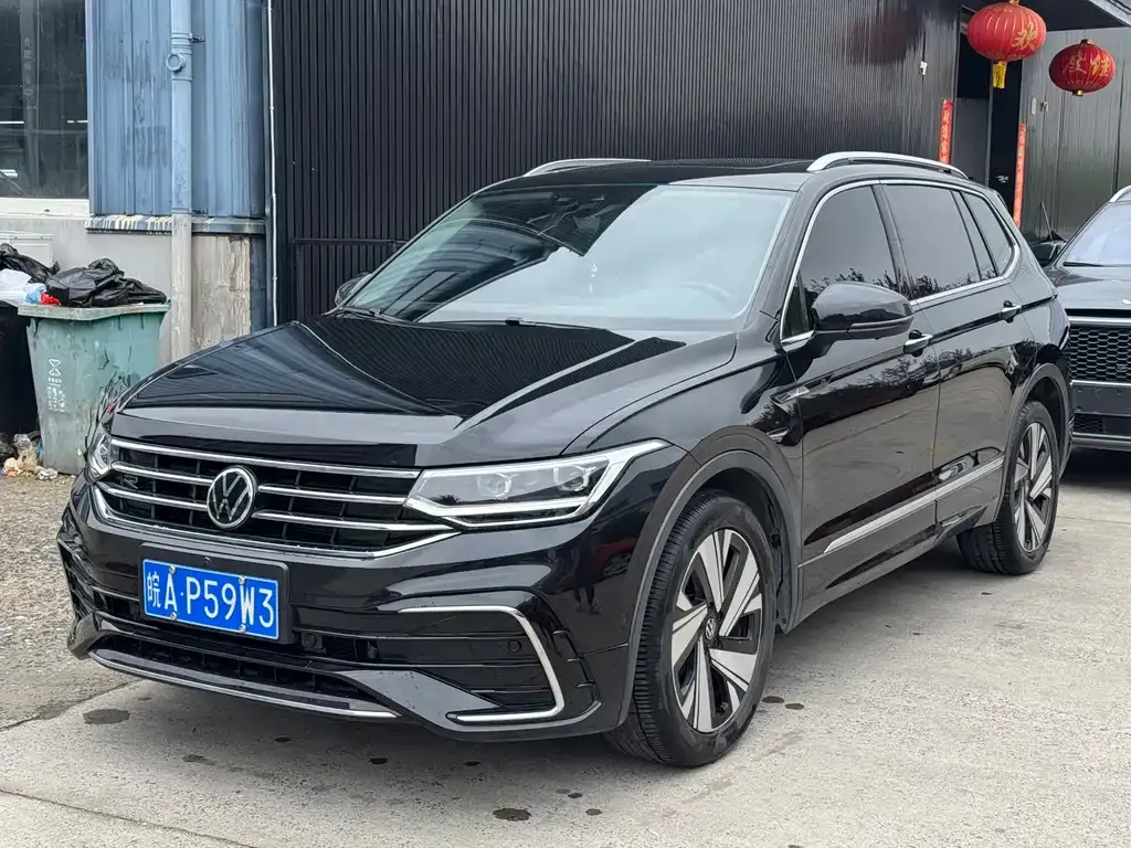 Volkswagen Tiguan L — фото 1