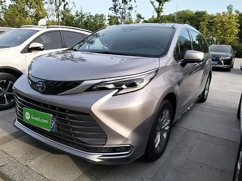 Toyota Sienna — фото 1