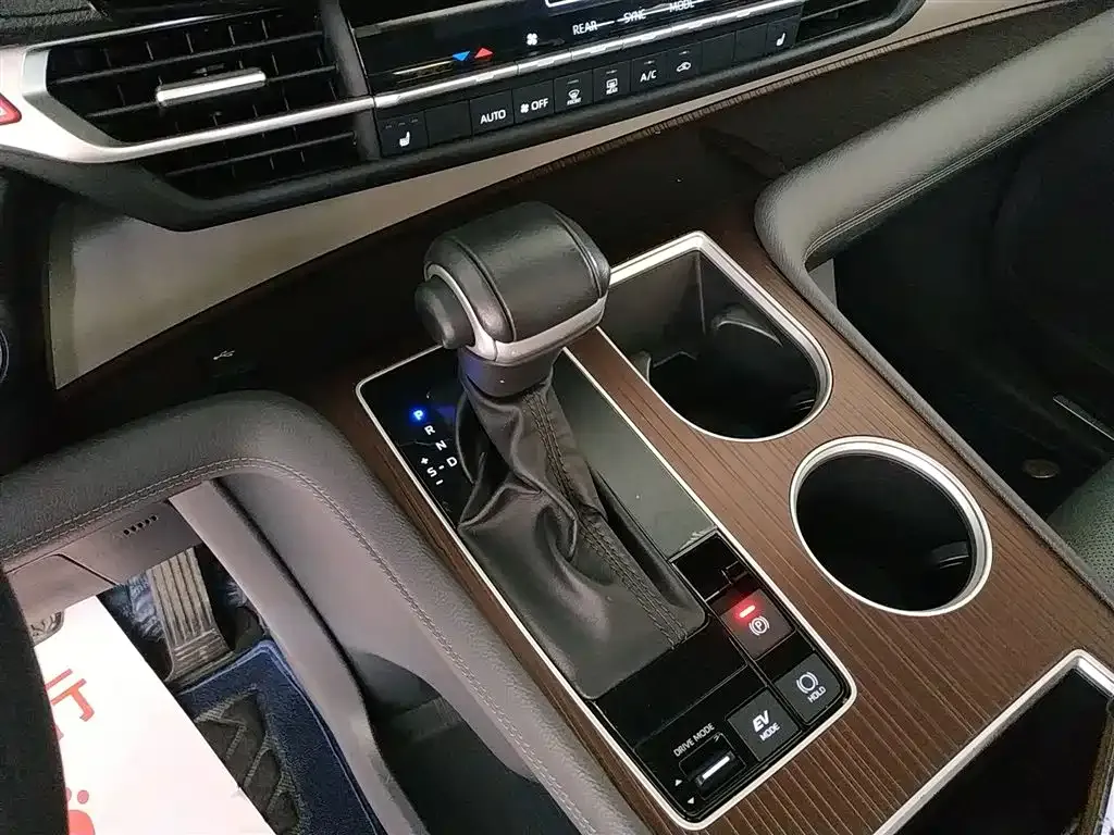 Toyota Granvia — фото 6