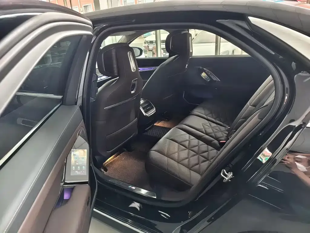 BMW 7 Series 2023 из CN, фото 2