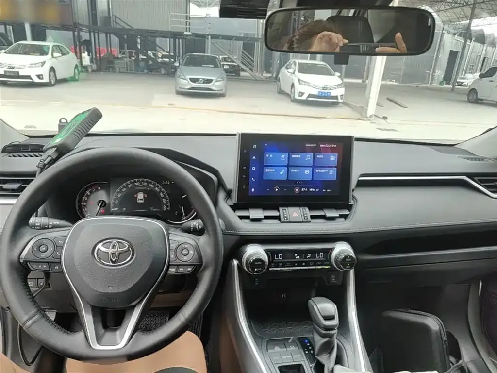 Toyota RAV4 — фото 2