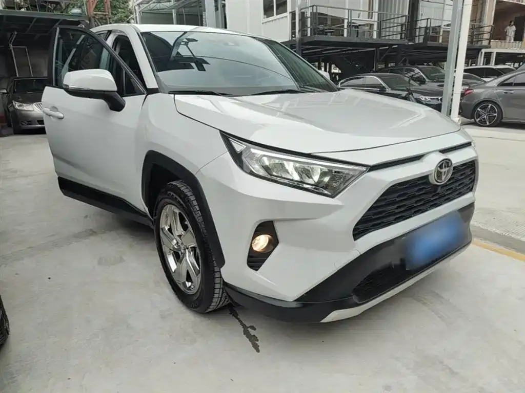 Toyota RAV4 — фото 10