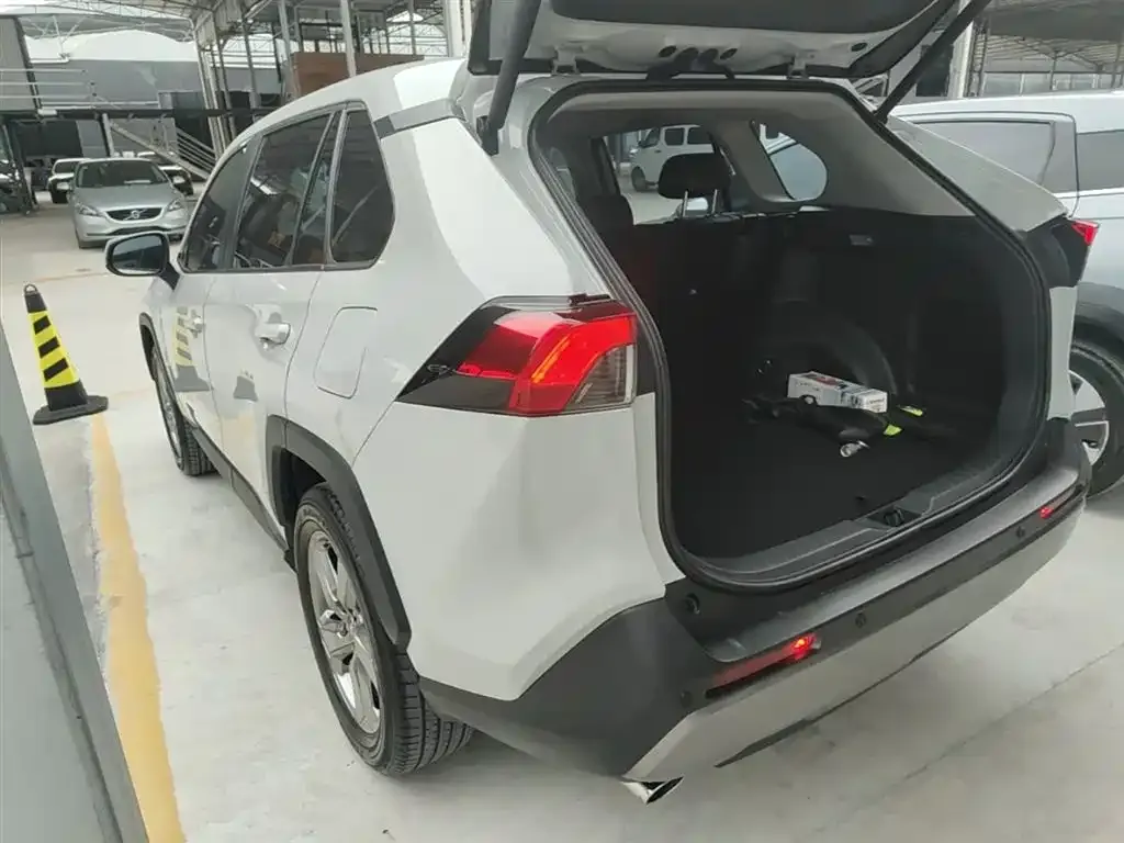 Toyota RAV4 — фото 8